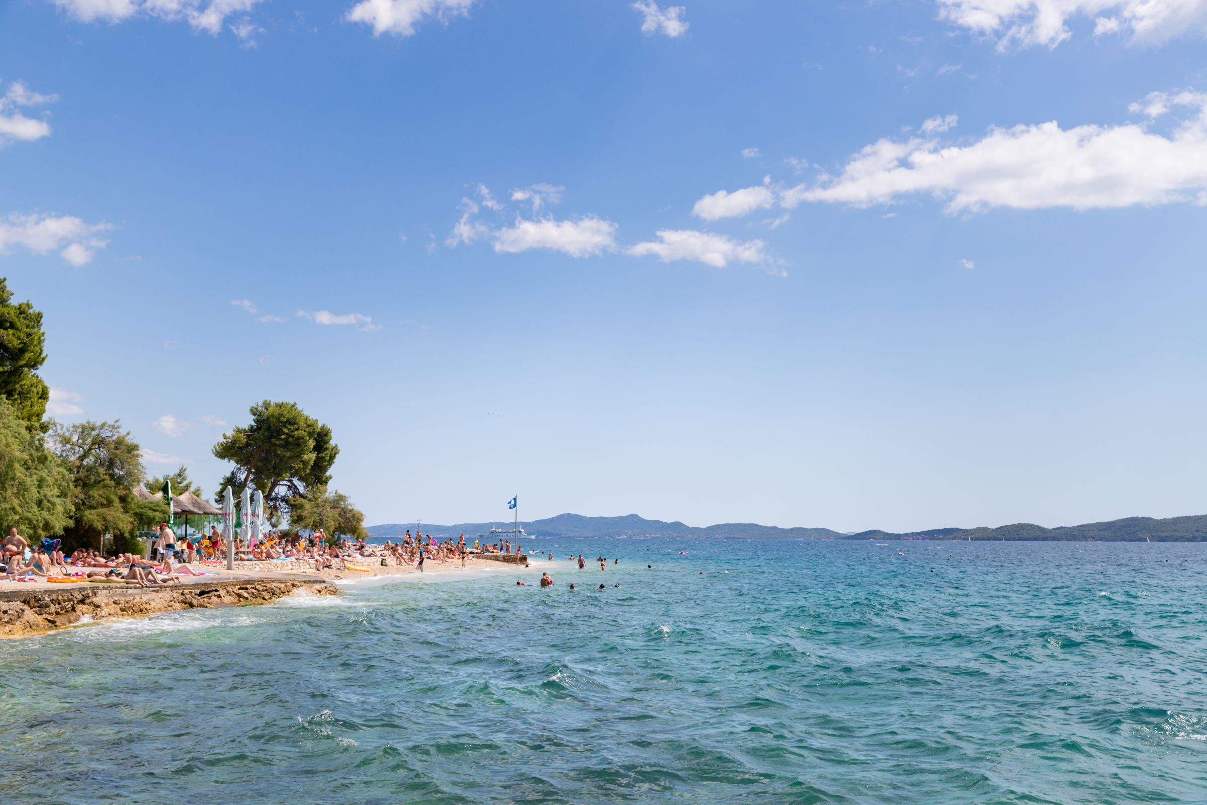Pogled na plažu Kolovare u Zadru, gdje su otkrivena četiri olovna bizantska pečata, među kojima i pečat Lava, stratega Kefalonije, te dva pečata Nikole, carskog spatara i arhonta Dalmacije. Nalazi potvrđuju važnost Zadra kao jednog od ključnih središta bizantske uprave na istočnom Jadranu. Izvor: Predavanje dr. sc. Trpimira Vedriša