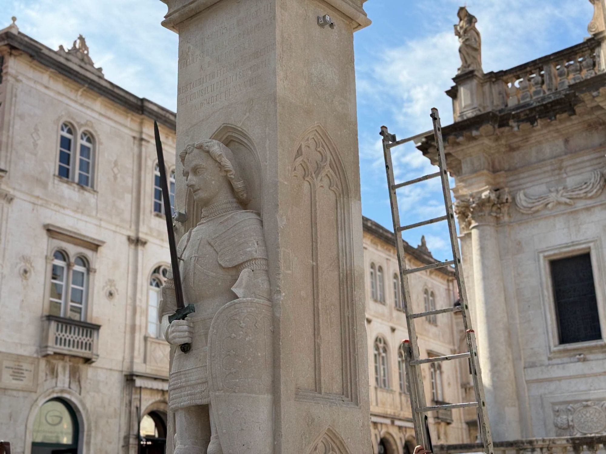 Obnovljeni Orlandov stup ponovno je vidljiv bez zaštitne skele, a oko njega je postavljena niska zaštitna ograda. Foto: Grad Dubrovnik