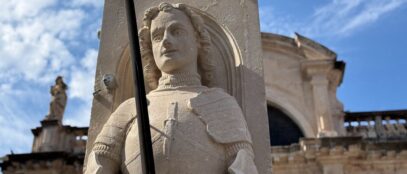 Obnovljeni Orlandov stup ponovno je vidljiv bez zaštitne skele, a oko njega je postavljena niska zaštitna ograda. Foto: Grad Dubrovnik