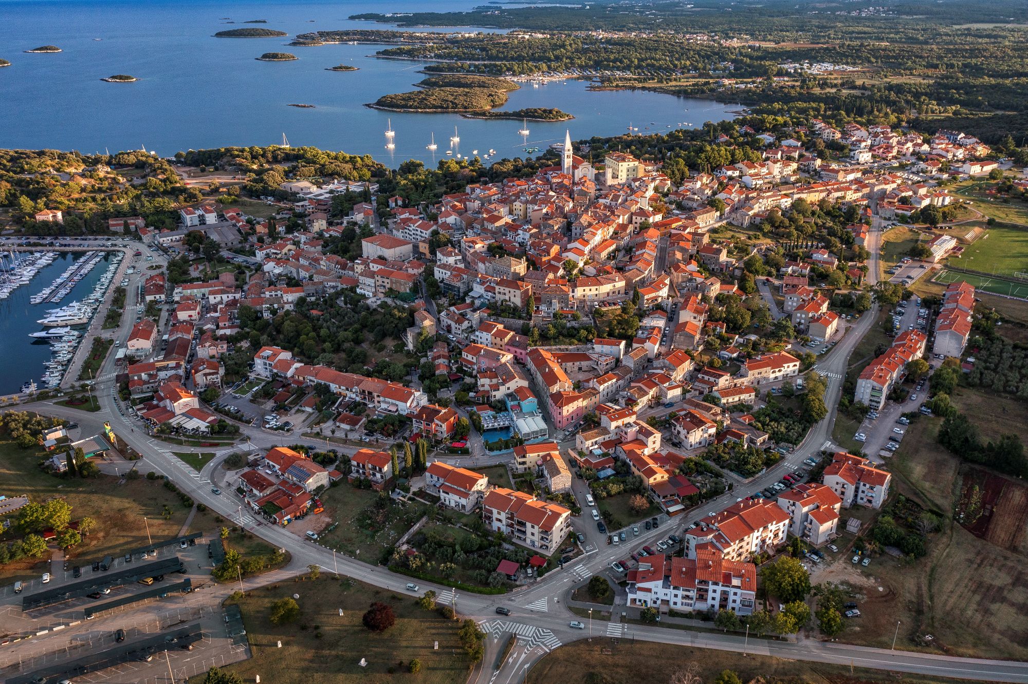 Pogled iz zraka na Vrsar, njegovu staru jezgru i luku. Uz pristanište se nalazi crkva sv. Marije od Mora i povijesni samostanski kompleks u kojem su od 1631. do 1660. boravili franjevci opservanti. Casanovin fratar Stefan nije potvrđeno povezan s tim samostanom. FOTO: Ekaterina Polischuk / Wikimedia Commons, CC BY-SA 4.0