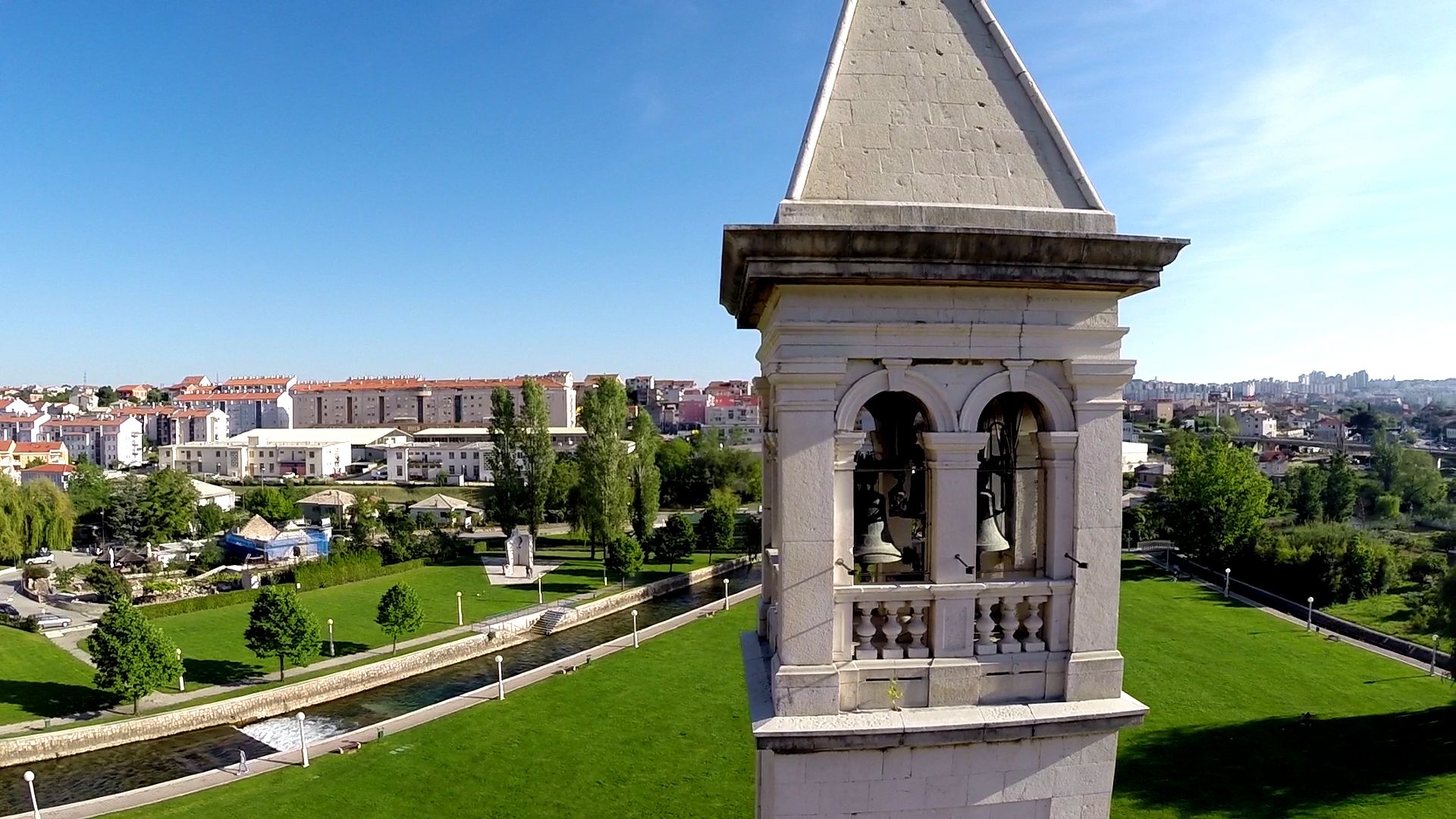 Pogled sa zvonika na Gospin otok i Jadro – današnji uređeni prostor skriva slojeve jednog od najvažnijih lokaliteta hrvatskoga ranog srednjeg vijeka, čija sustavna arheološka istraživanja još nisu dovršena. FOTO: TZGrada Solina