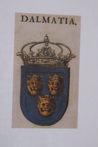 Povijesni prikaz grba Dalmacije s trima okrunjenim leopardovim glavama. Tijekom stoljeća izgled i značenje ovoga heraldičkog simbola postupno su se mijenjali.Izvor: povijesna heraldička zbirka.