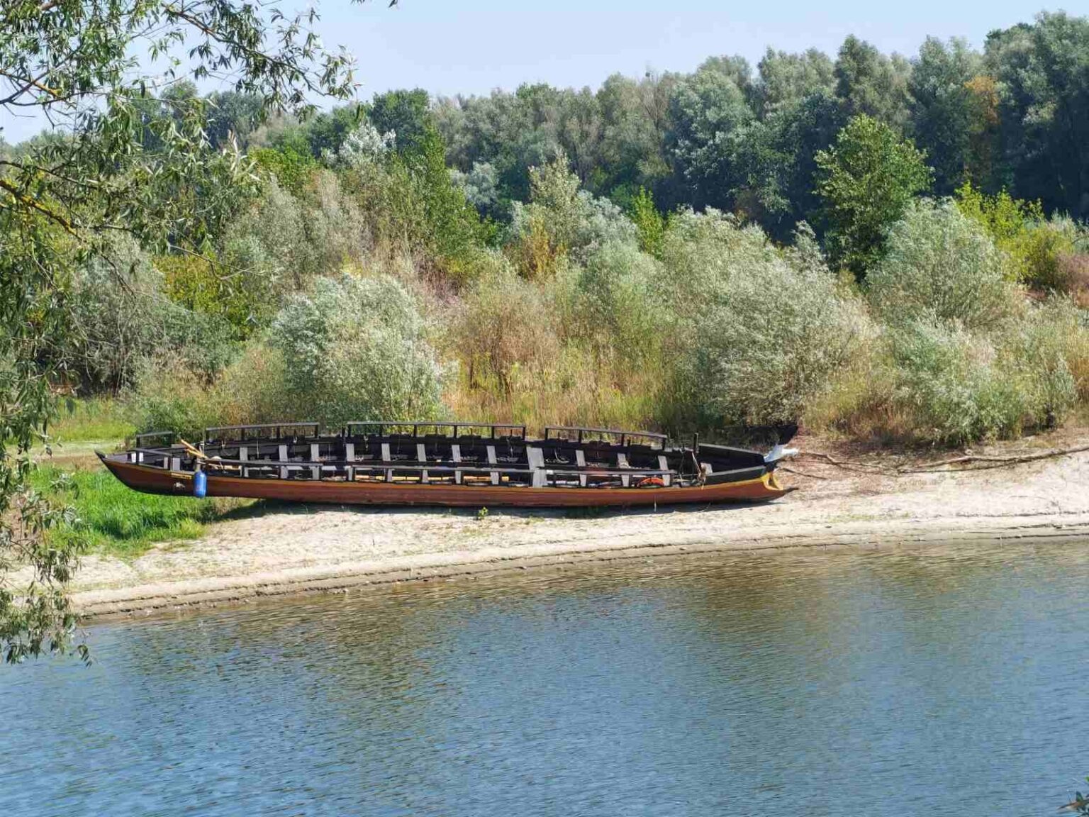 Danuvina Alacris na Dravi kod Osijeka Danuvina Alacris, eksperimentalna rekonstrukcija rimskog patrolnog broda iz 4. stoljeća, nasukala se na Dravi kod Osijeka zbog izrazito niskog vodostaja. FOTO: Friedrich-Alexander-Universität Erlangen-Nürnberg (FAU)