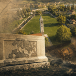 Ilustracija: Gospin otok u Solinu, s rekonstrukcijom sarkofaga kraljice Jelene i povijesnim planovima istraživanja. Ispod današnjega uređenog prostora i dalje se nalaze ostatci hrvatskoga kraljevskog mauzoleja koji nikada nije sustavno istražen do kraja.