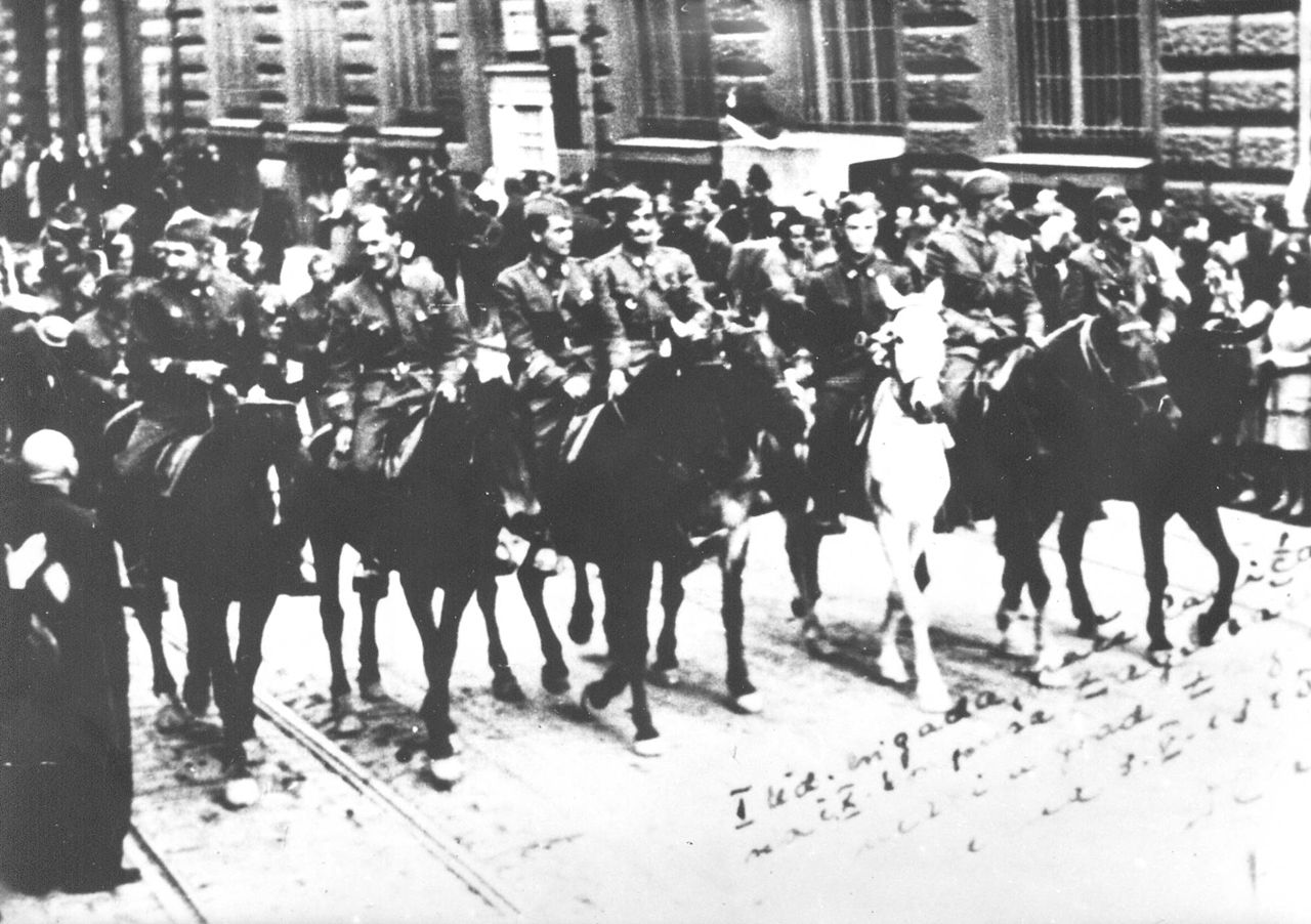 Partizani prve udarne brigade "Braća Radić" na čelu 10. korpusa ulaze u oslobođeni Zagreb 9. maja 1945. / Muzej Istorije Jugoslavije, Inv.br. 13722.