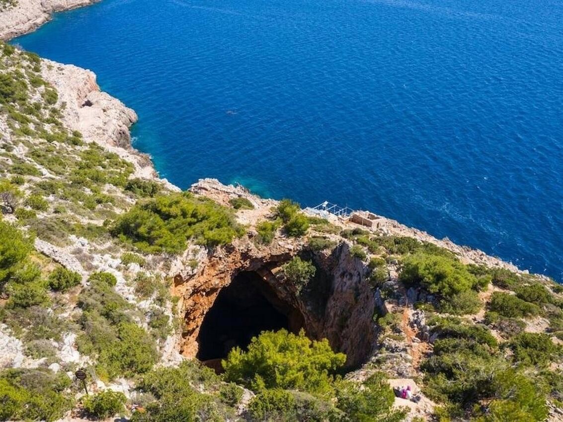 avlova špilja na južnoj obali Mljeta jedno je od mjesta uz koja se veže lokalna predaja o apostolovu brodolomu. Naziv nije arheološki dokaz Pavlova boravka, ali svjedoči o tome kako se predaja vezala uz konkretan otočni krajolik.