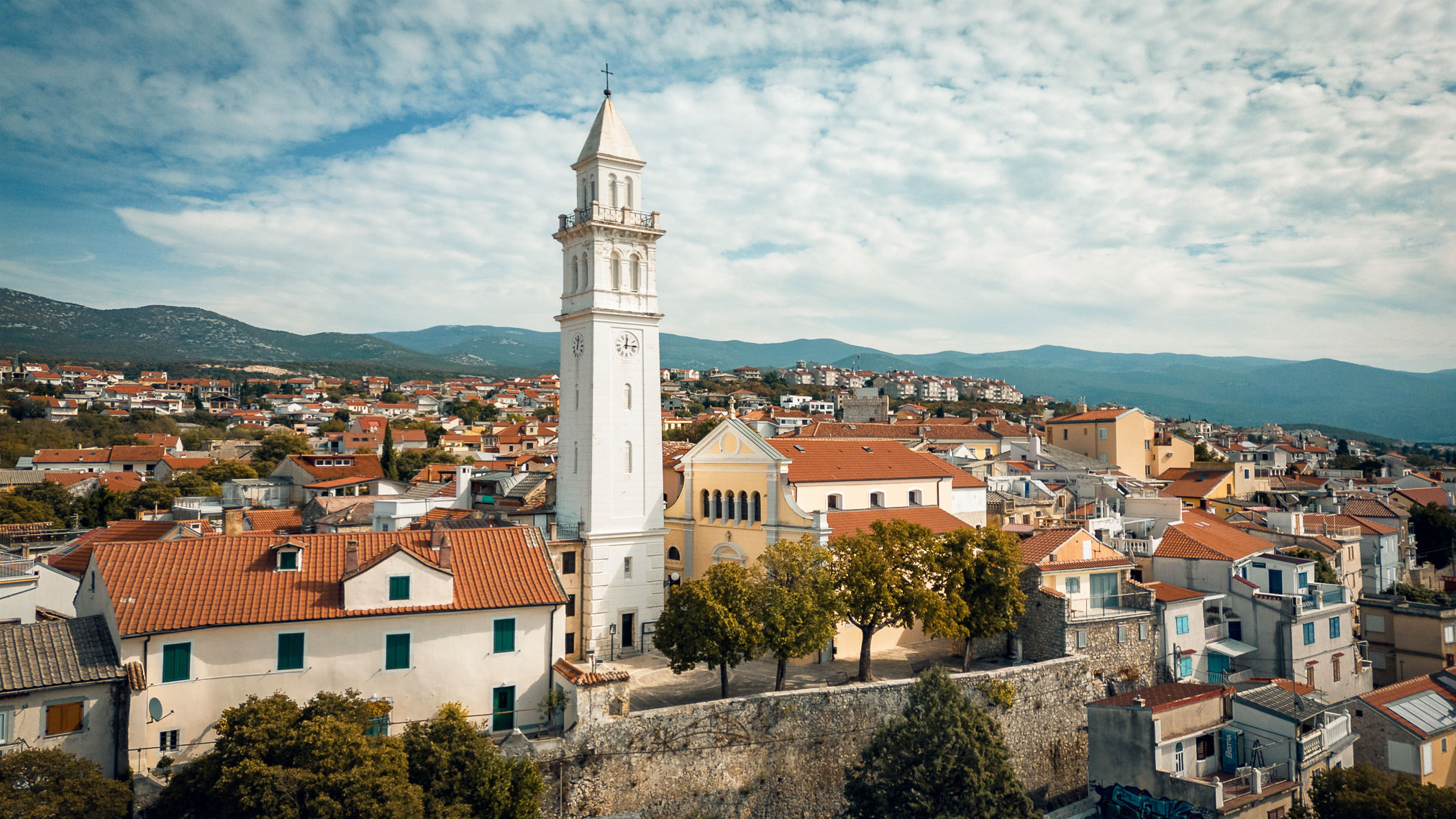 Stolna crkva sv Filipa i Jakova i zvonik. FOTO: Turistička zajednica Grada Novi Vinodoslki, tz-novi-vinodolski.hr