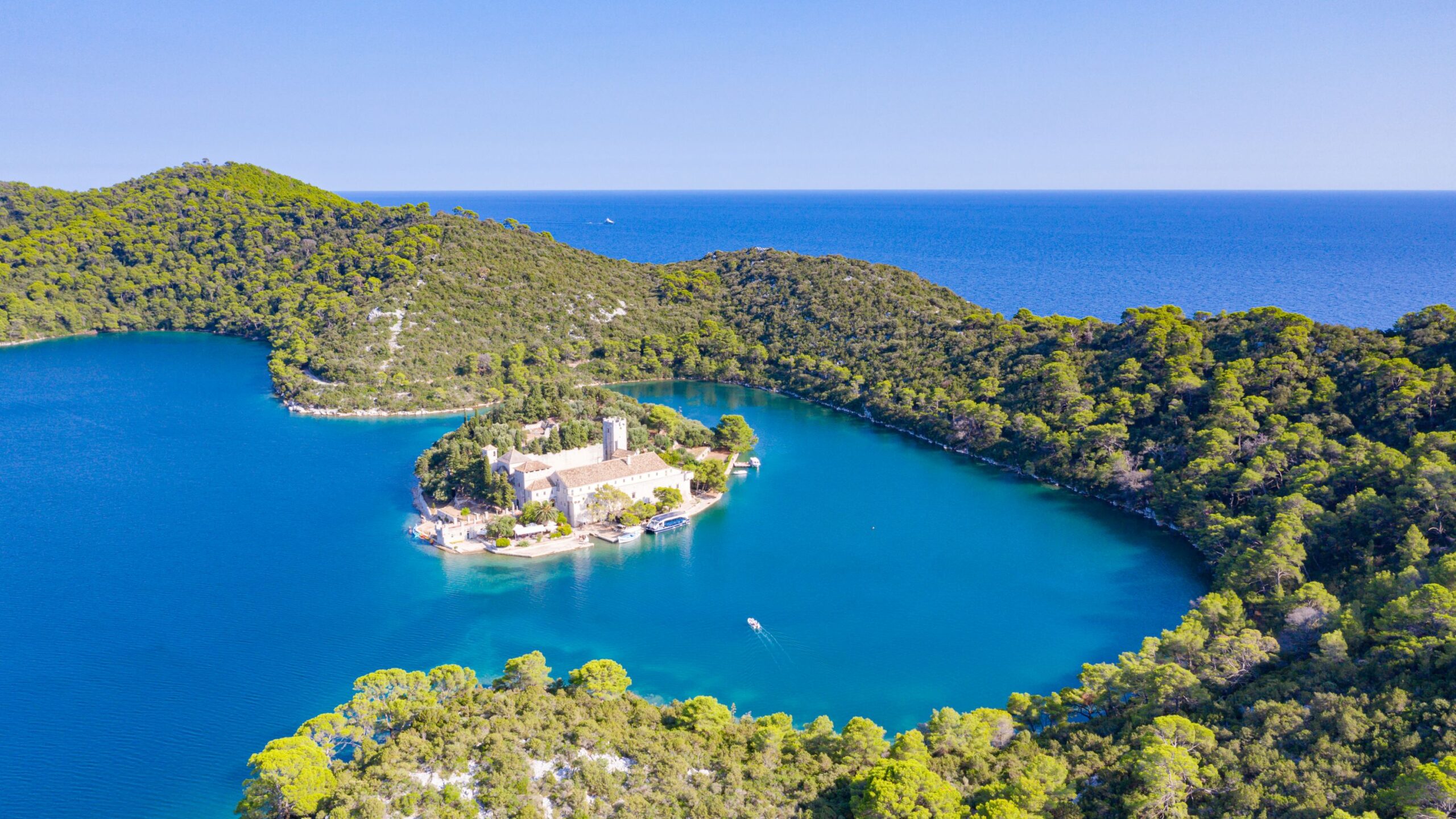 Otočić Sveta Marija na Velikom jezeru na Mljetu. Otok koji su antički izvori poznavali kao Melitu stoljećima je bio uključen u pomorske putove Jadrana i Mediterana. FOTO: dronepicr / Wikimedia Commons, CC BY 2.0