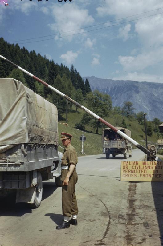 Vojni transport na cestama Koruške u svibnju 1945. godine. U posljednjim danima rata upravo je austrijski prostor postao odredište brojnih vojnih i civilnih kolona koje su pristizale sa jugoistoka Europe. Foto: Alfred Reuben Tanner / War Office / Imperial War Museums / Wikimedia Commons