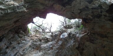 Pogled prema prvom otvoru u svodu / Vela spila iznad Vele Luke jedno je od najznačajnijih prapovijesnih nalazišta na istočnoj obali Jadrana. FOTO: Quahadi Añtó / Wikimedia Commons, CC BY-SA 4.0
