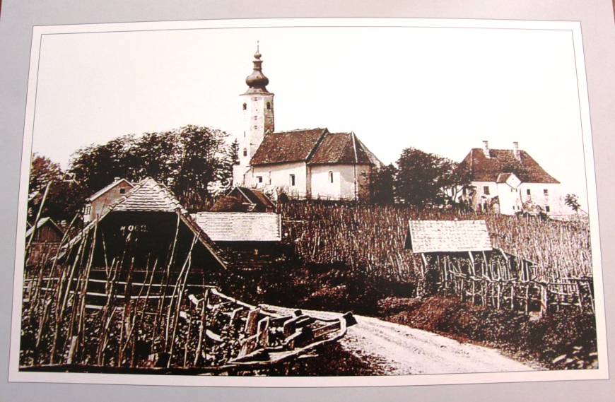 Stara crkva sv. Martina na Martin Bregu 1912. godine. Fotografija pokazuje nekadašnji izgled crkve, okolnih vinograda i naselja, prije kasnijeg propadanja građevine do današnjeg ruševnog stanja. Foto/izvor: arhivska fotografija, 1912