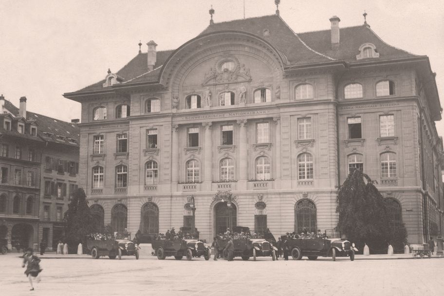 Sjedište Švicarske narodne banke (Schweizerische Nationalbank) u Zürichu na povijesnoj fotografiji. Švicarska je tijekom 1944. postala jedno od odredišta zlata kojim je raspolagala Hrvatska državna banka; dokumenti bilježe dva transfera, od 358 i 980 kilograma zlata. Foto: Swiss National Bank / arhivska fotografija