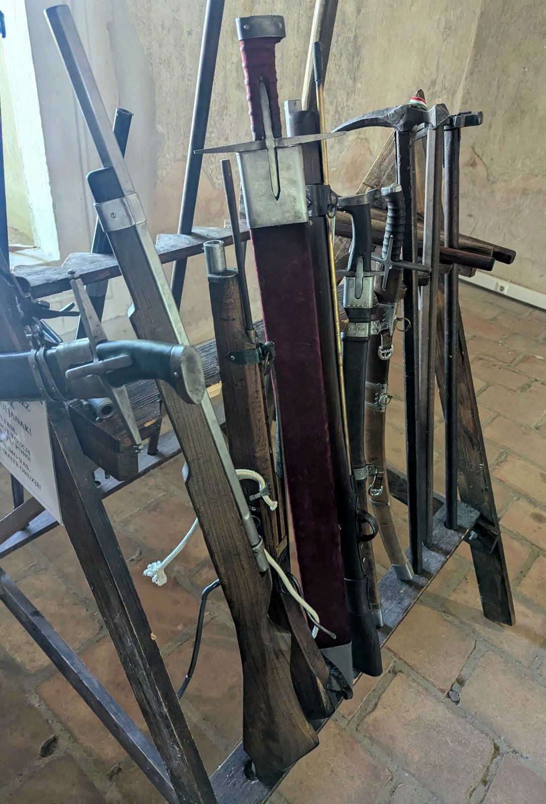 Oružje i druga vojna oprema iz vremena Sigetske bitke 1566. godine, izloženi u muzejskom postavu Sigetske tvrđave. Foto: Vedran Šoštarić