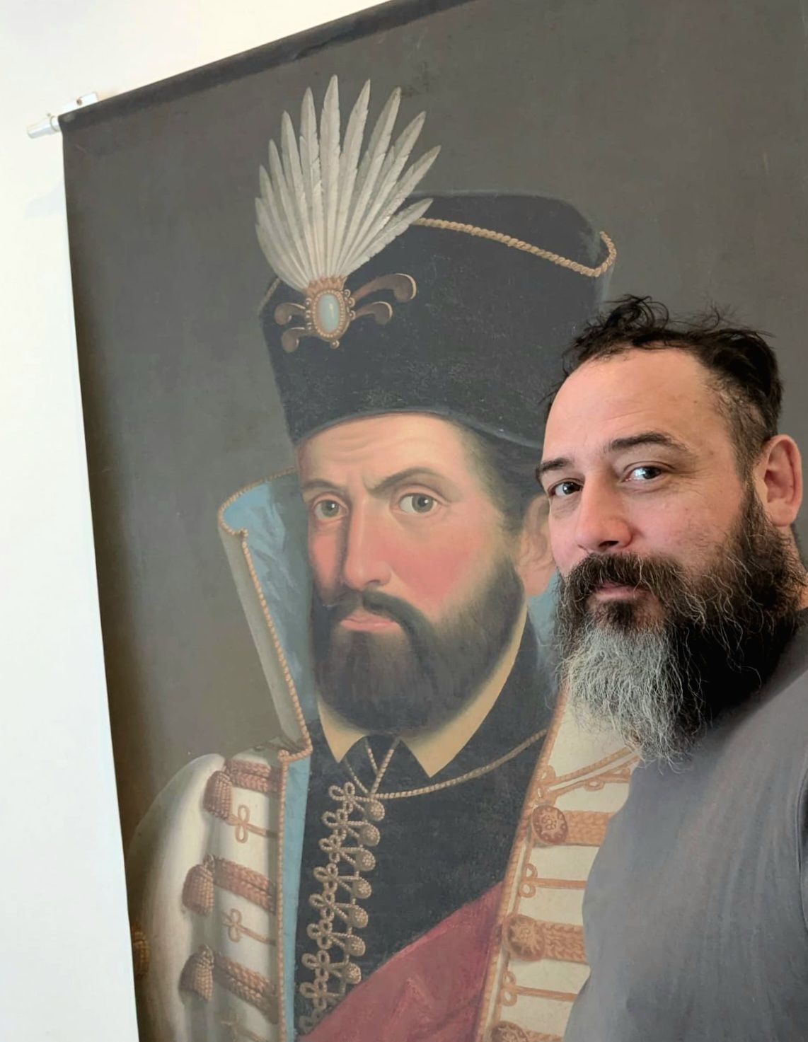 Vedran Šoštarić uz portret Nikole Šubića Zrinskog u Sigetu. Foto: privatna arhiva Vedrana Šoštarića