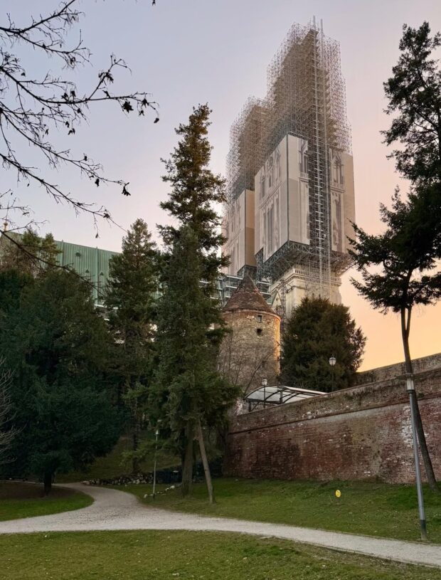 Zagrebačka katedrala tijekom obnove nakon potresa iz 2020. godine. Fotografija: Ana Mičić, proljeće 2026.