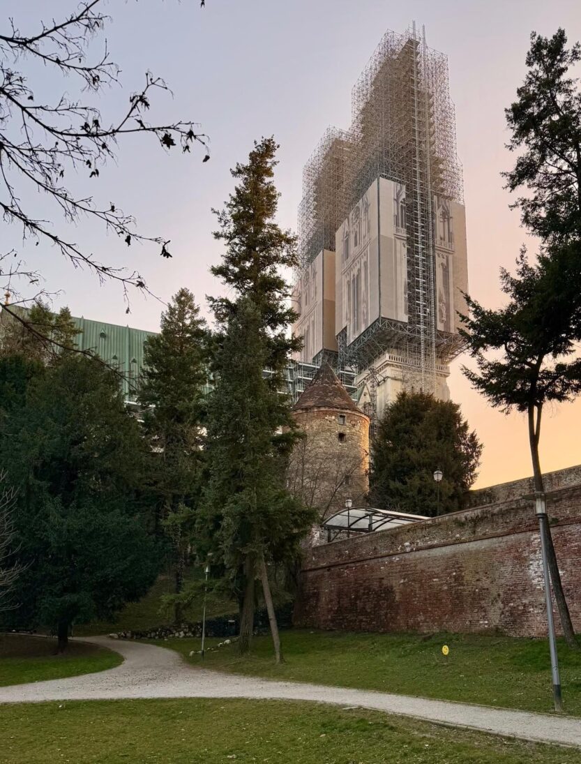 Zagrebačka katedrala tijekom obnove nakon potresa iz 2020. godine. Fotografija: Ana Mičić, proljeće 2026.