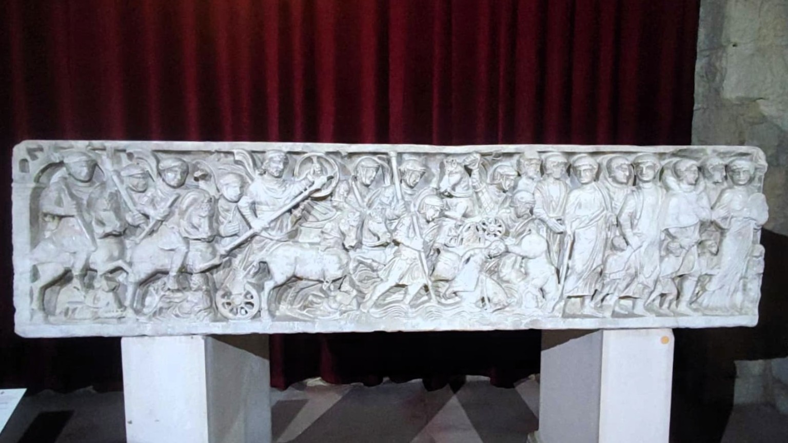 Ranokršćanski sarkofag s prikazom Prelaska Izraelaca preko Crvenoga mora, izložen na izložbi „Ecclesia et Regnum“. Jedini je poznati primjerak toga tipa istočno od Rima i jedan od središnjih predmeta istraživačke hipoteze o njegovoj mogućoj srednjovjekovnoj uporabi. FOTIO; Frano Bilić
