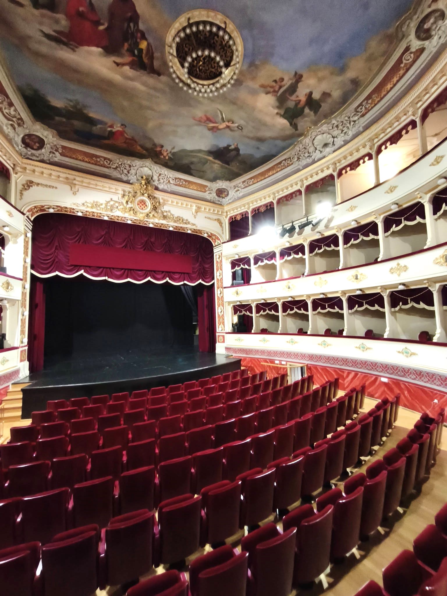 Detalj povijesnog interijera Hrvatskog narodnog kazališta u Šibeniku, jedne od 35 kulturnih zgrada obuhvaćenih programom energetske obnove. Zahvati na ovakvim prostorima morali su pomiriti suvremene tehničke i energetske zahtjeve s očuvanjem vrijednih arhitektonskih i dekorativnih elemenata. FOTO: Hrvatsko narodno kazalište u Šibeniku / Ministarstvo kulture i medija