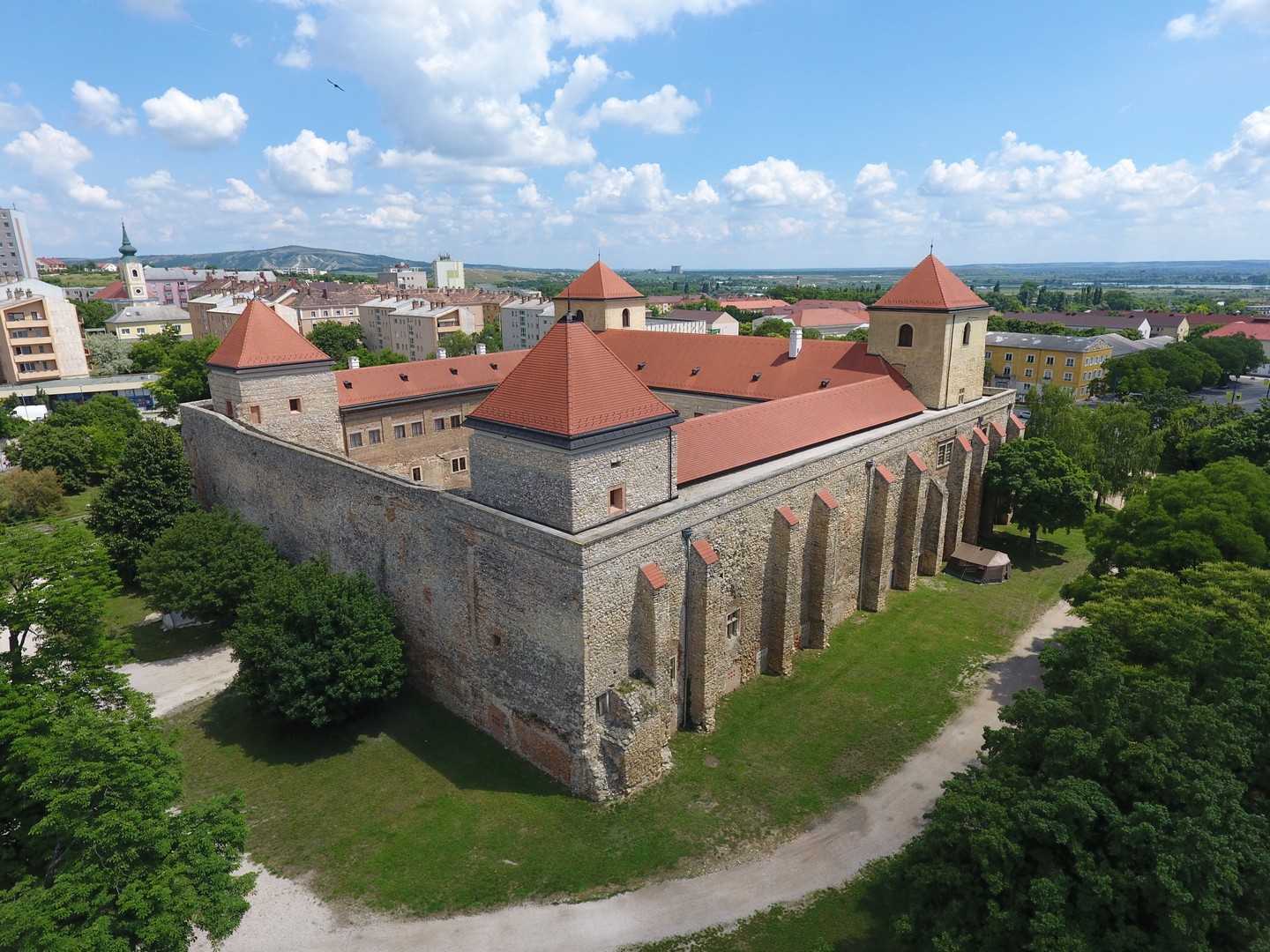 Thuryjev grad (Thury-vár) u Várpaloti u Mađarskoj. Kompaktan obrambeni sklop pravilnoga tlocrta s ugaonim kulama dobar je primjer srednjoeuropske utvrđene rezidencije koja je tijekom vremena prilagođavana promjenama u načinu ratovanja. FOTO: Krešimir Regan
