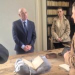 Ravnatelj Marsh's Library dr. Jason McElligott predstavlja hrvatskoj ministrici kulture i medija Nini Obuljen Koržinek vrijedne primjerke hrvatske kulturne baštine koji se čuvaju u povijesnoj dublinskoj knjižnici. Na stolu je otvoren glagoljski brevijar tiskan u Rimu 1648. godine. Foto: Ministarstvo kulture i medija RH
