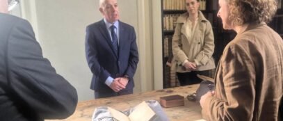 Ravnatelj Marsh's Library dr. Jason McElligott predstavlja hrvatskoj ministrici kulture i medija Nini Obuljen Koržinek vrijedne primjerke hrvatske kulturne baštine koji se čuvaju u povijesnoj dublinskoj knjižnici. Na stolu je otvoren glagoljski brevijar tiskan u Rimu 1648. godine. Foto: Ministarstvo kulture i medija RH