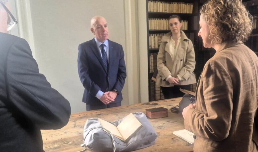 Ravnatelj Marsh's Library dr. Jason McElligott predstavlja hrvatskoj ministrici kulture i medija Nini Obuljen Koržinek vrijedne primjerke hrvatske kulturne baštine koji se čuvaju u povijesnoj dublinskoj knjižnici. Na stolu je otvoren glagoljski brevijar tiskan u Rimu 1648. godine. Foto: Ministarstvo kulture i medija RH