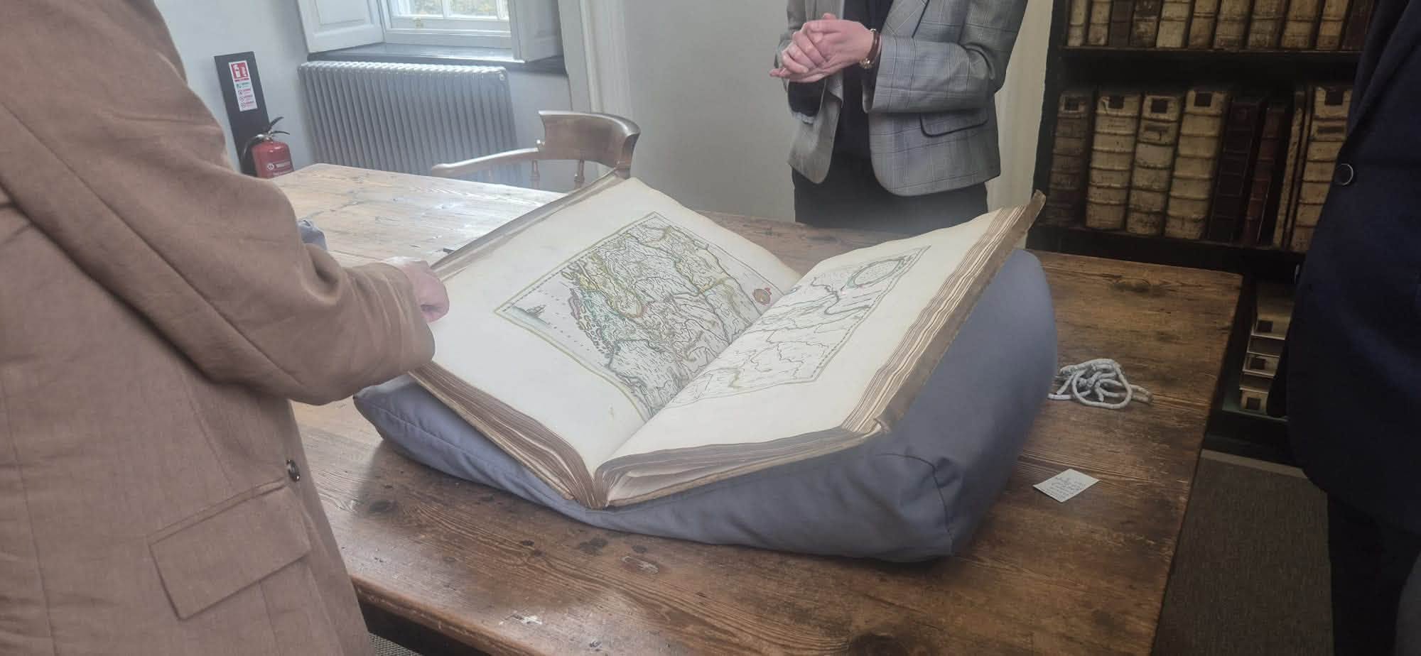 Atlas iz 17. stoljeća s kartama hrvatskih zemalja koji se čuva u fondu Marsh's Library u Dublinu. Veliki europski atlasi toga vremena bilježe hrvatski prostor između habsburškog, mletačkog i osmanskog političkog svijeta. Foto: Ministarstvo kulture i medija RH