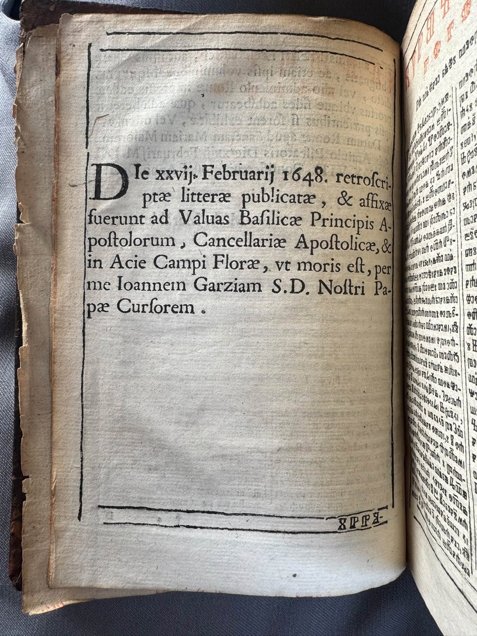 Stranica glagoljskog brevijara s latinskom bilješkom datiranom 27. veljače 1648. Tekst bilježi javno proglašenje i isticanje isprava na propisanim mjestima u Rimu, među kojima se spominju Apostolska kancelarija i Campo de' Fiori. Na susjednoj stranici vidi se glagoljski tisak. Foto: Ministarstvo kulture i medija RH