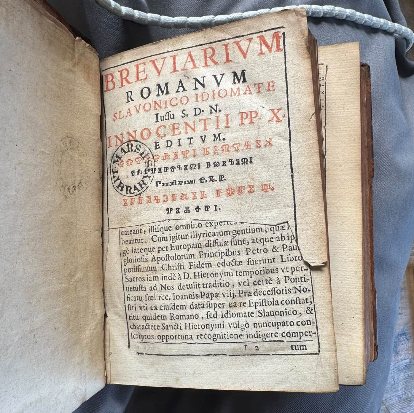 Breviarium Romanum Slavonico idiomate, glagoljski brevijar tiskan u Rimu 1648. godine za pontifikata pape Inocenta X. Izdanje koje je priredio Rafael Levaković tiskano je latinicom i glagoljicom, crvenom i crnom bojom. Foto: Ministarstvo kulture i medija RH