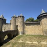 Utvrđeni grad Carcassonne u Francuskoj. Snažni kameni bedemi, obrambene kule i višestruki obrambeni pojasevi pokazuju razvijen sustav zaštite europskih srednjovjekovnih gradova. FOTO: Inga Vilogorac Brčić