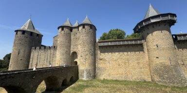 Utvrđeni grad Carcassonne u Francuskoj. Snažni kameni bedemi, obrambene kule i višestruki obrambeni pojasevi pokazuju razvijen sustav zaštite europskih srednjovjekovnih gradova. FOTO: Inga Vilogorac Brčić