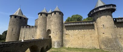 Utvrđeni grad Carcassonne u Francuskoj. Snažni kameni bedemi, obrambene kule i višestruki obrambeni pojasevi pokazuju razvijen sustav zaštite europskih srednjovjekovnih gradova. FOTO: Inga Vilogorac Brčić