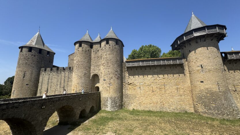 Utvrđeni grad Carcassonne u Francuskoj. Snažni kameni bedemi, obrambene kule i višestruki obrambeni pojasevi pokazuju razvijen sustav zaštite europskih srednjovjekovnih gradova. FOTO: Inga Vilogorac Brčić