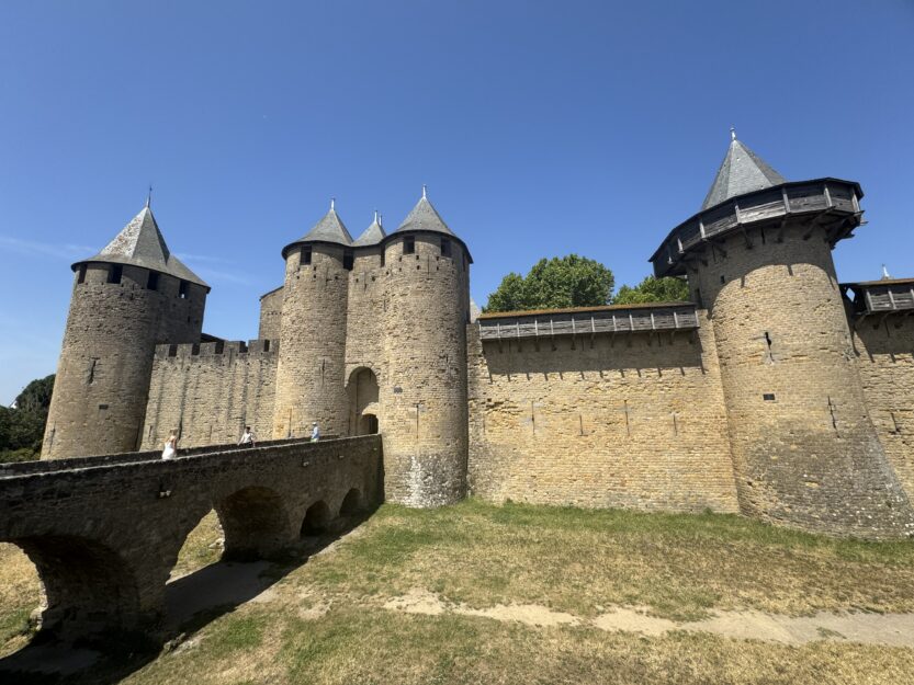 Utvrđeni grad Carcassonne u Francuskoj. Snažni kameni bedemi, obrambene kule i višestruki obrambeni pojasevi pokazuju razvijen sustav zaštite europskih srednjovjekovnih gradova. FOTO: Inga Vilogorac Brčić