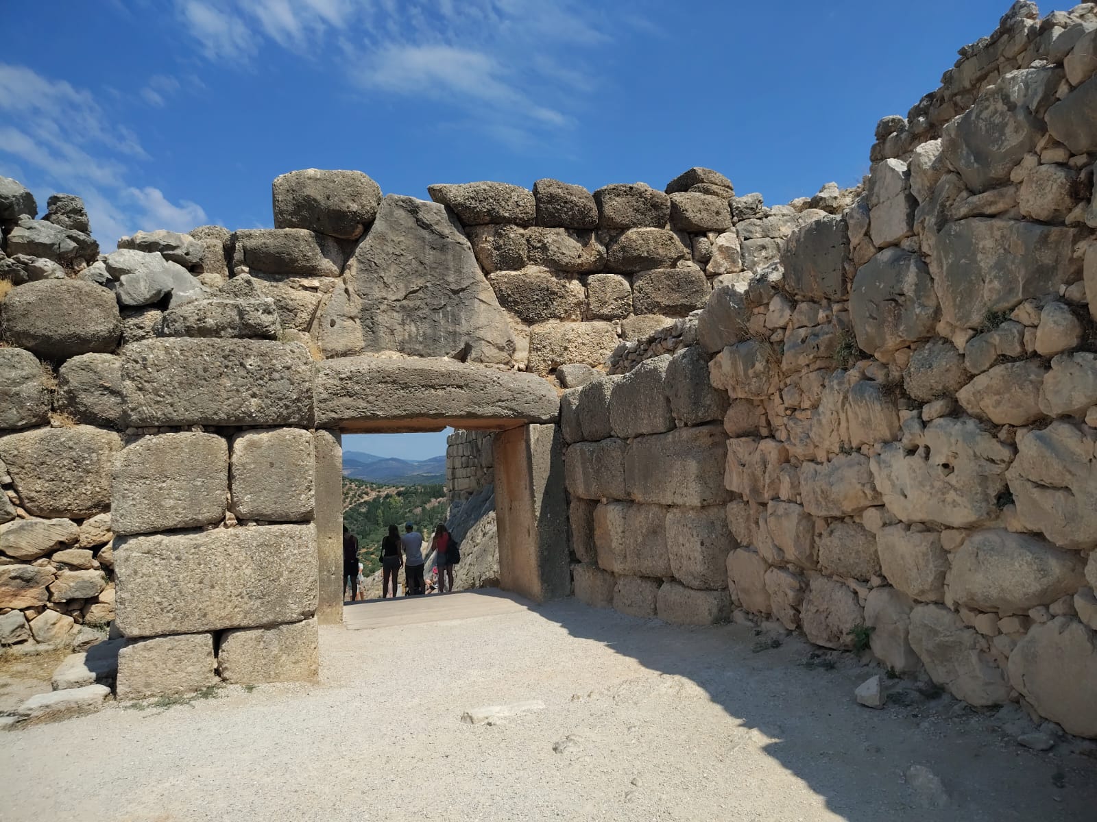 Lavlja vrata u Mikeni, pogled s unutrašnje strane. Monumentalni kameni bedemi mikenskih akropola pripadaju najpoznatijim primjerima tzv. kiklopskog zidanja brončanog doba. FOTO: Vlatka i Niko Dugački Regan