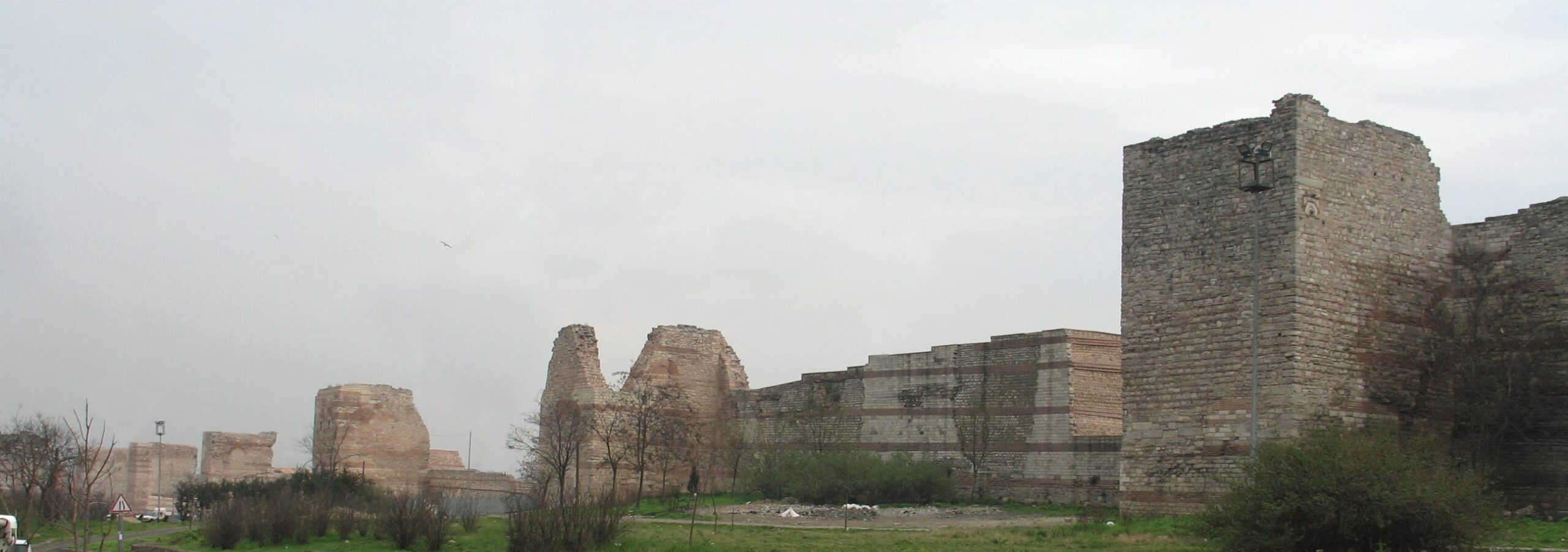 Gradski bedemi Istanbula, nekadašnjeg Konstantinopola. Monumentalni obrambeni sustav bizantske prijestolnice jedan je od najpoznatijih primjera kasnoantičkoga i bizantskog fortifikacijskog graditeljstva. FOTO: Goran Petercol