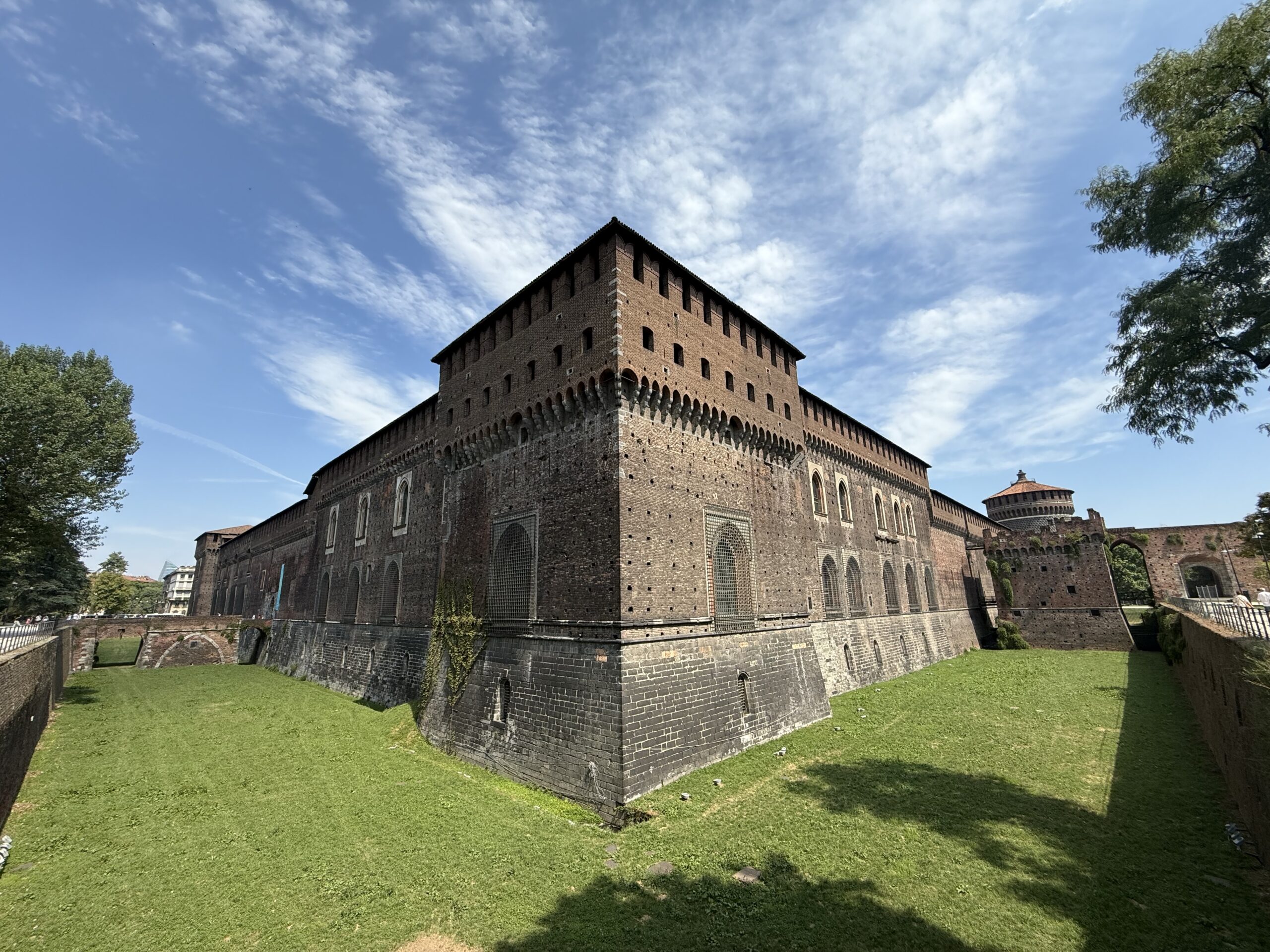 Dvorac Sforza (Castello Sforzesco) u Milanu. Veliki utvrđeni rezidencijalni kompleks pokazuje razvoj talijanske fortifikacijske arhitekture na prijelazu iz srednjega vijeka u renesansu, kada se obrambeni sustavi počinju prilagođavati novim načinima ratovanja i uporabi vatrenog oružja. FOTO: Ozana Martinčić