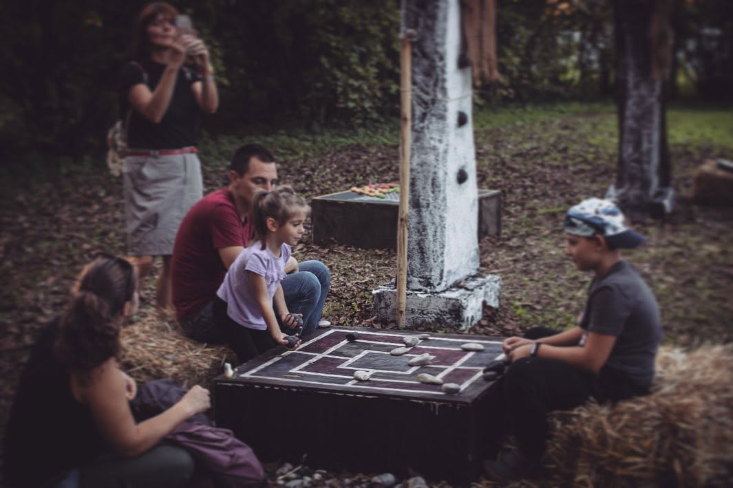 Perunfest u Donjoj Lomnici 2025. godine – prizori s festivala narodnih predaja i zaboravljenih priča u ambijentu kurije Modić-Bedeković. Foto: Perunfest