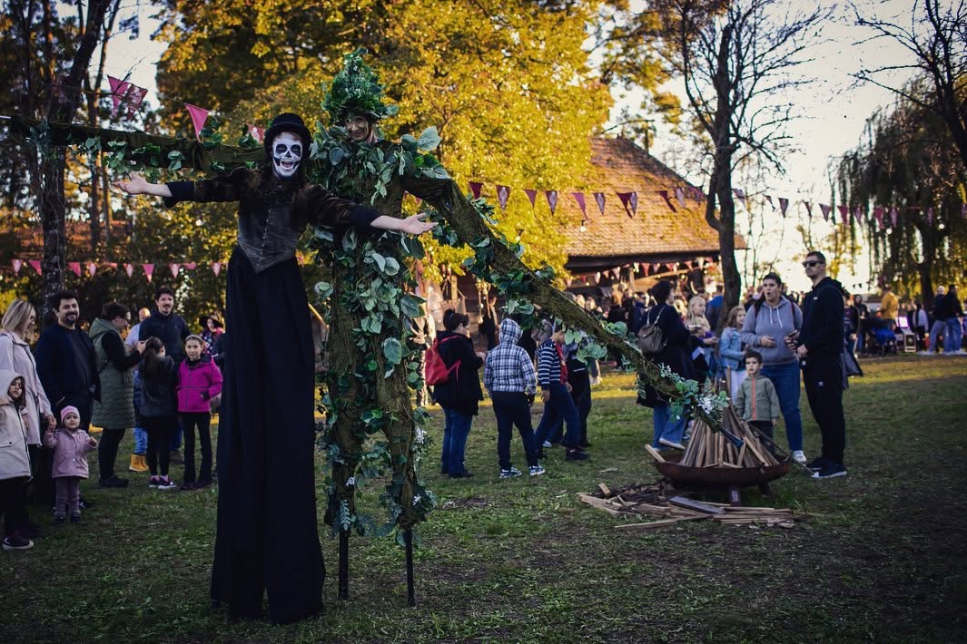 Perunfest u Donjoj Lomnici 2025. godine – prizori s festivala narodnih predaja i zaboravljenih priča u ambijentu kurije Modić-Bedeković. Foto: Perunfest