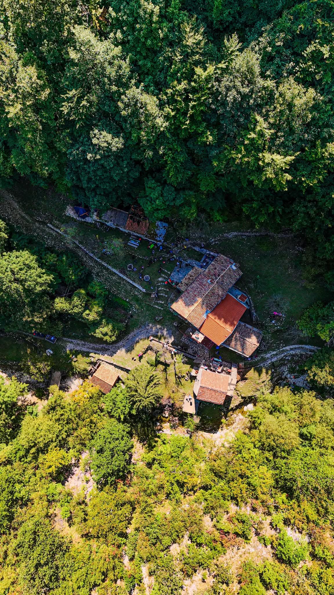 Trebišće i njegova kamena zdanja skriveni su duboko među šumovitim obroncima Učke. FOTO: Studio 11