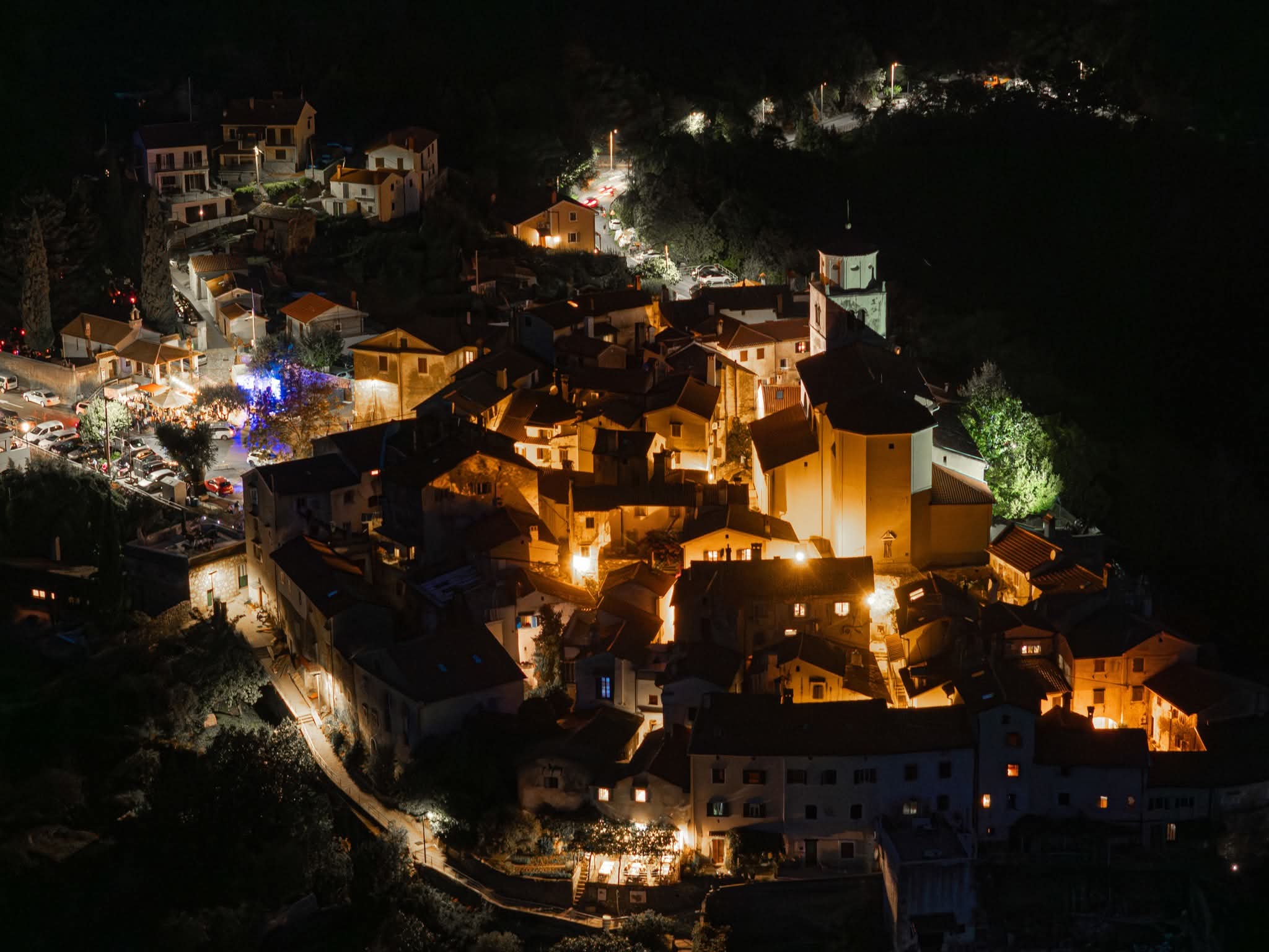 Mošćenice u večernjem svjetlu. Drugoga dana Perunovih dana povijesna jezgra postaje prostor starih zanata, radionica, glazbe i lokalne gastronomije. FOTO: Studio 11