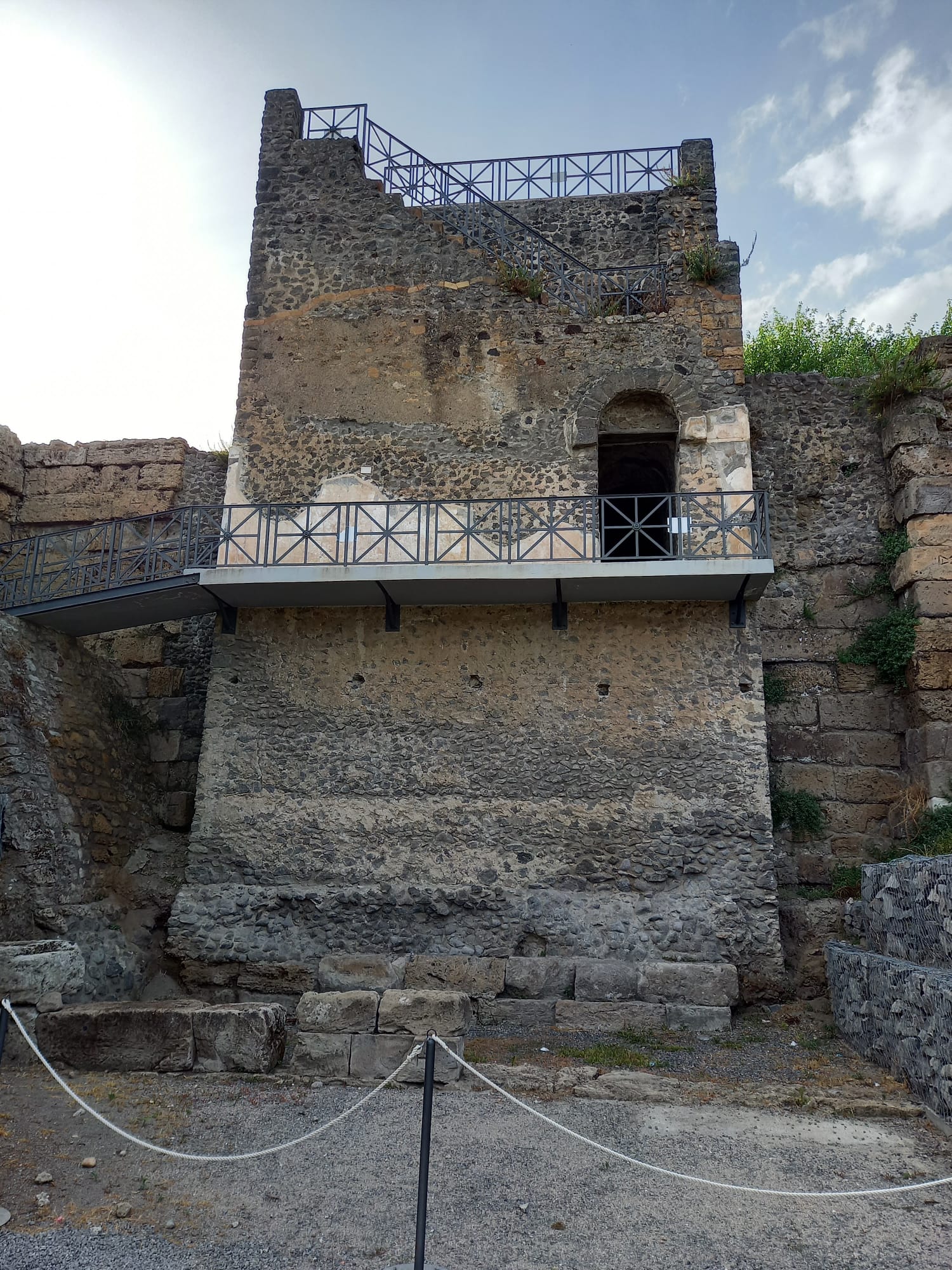Kula u gradskim bedemima Pompeja. Sačuvani obrambeni sklop pokazuje način na koji su antički gradovi bili opasivani zidinama i učvršćivani kulama kao sastavnim dijelovima gradskog fortifikacijskog sustava. FOTO: Tomislav Matić