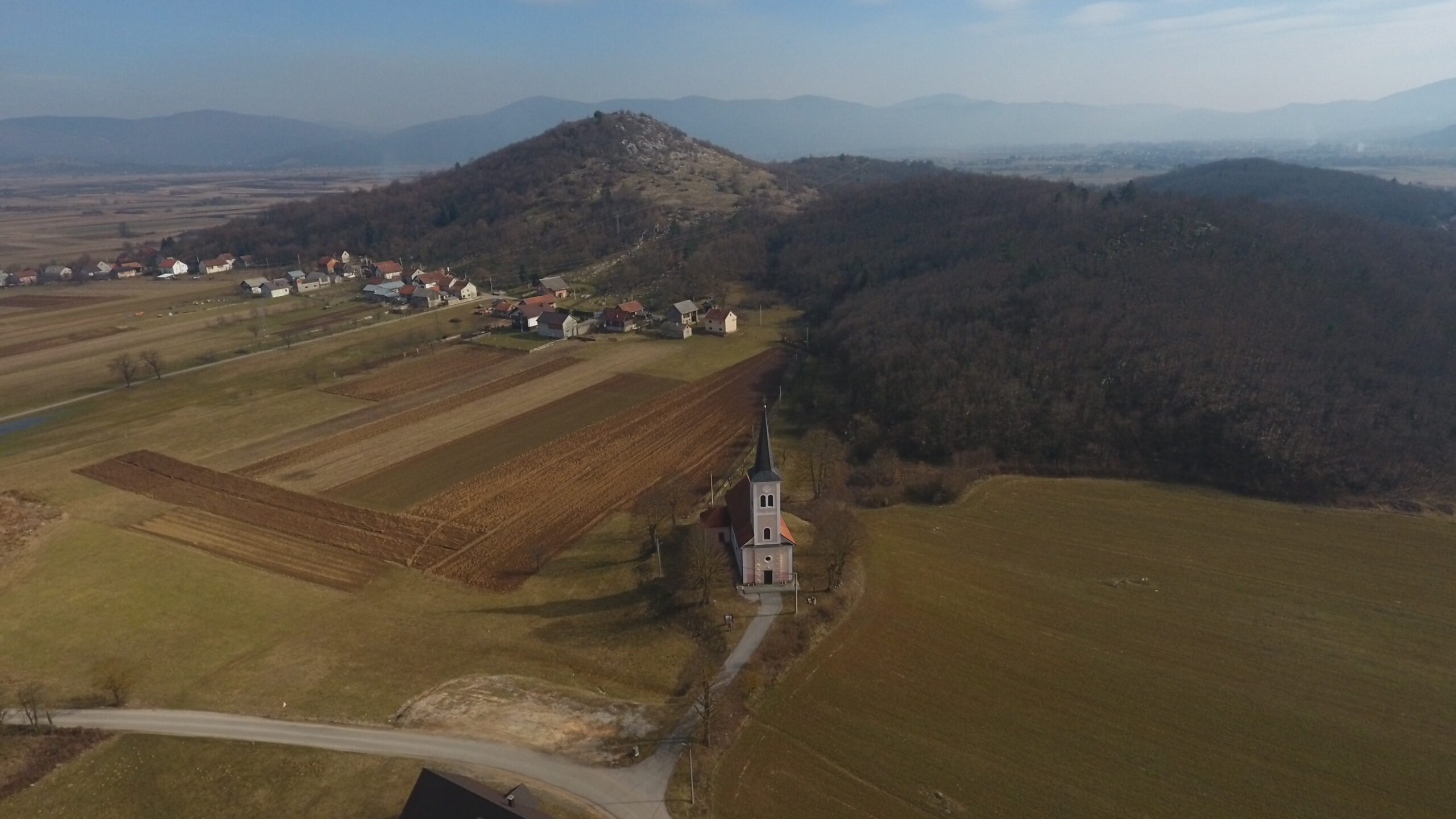 Dvojna gradina kod Prozora kraj Otočca. Položaj na dominantnim uzvisinama dobro pokazuje koliko je konfiguracija terena određivala oblik i obrambenu vrijednost prapovijesnih utvrđenih naselja. FOTO: Dalibor Lovrić