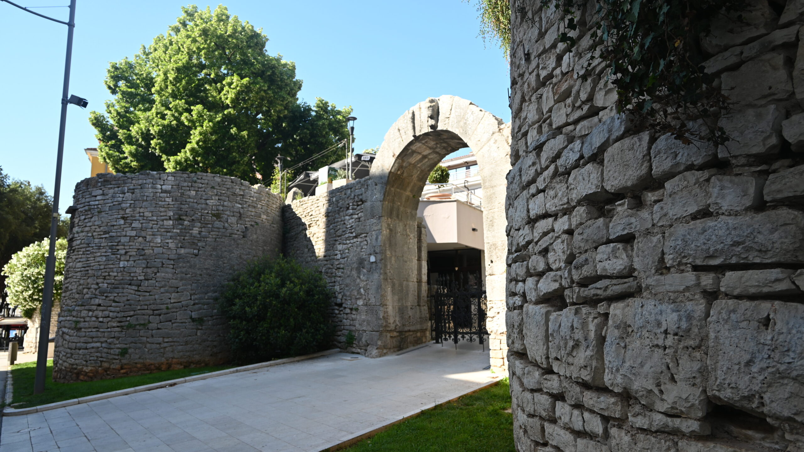 Herkulova vrata u Puli, dio antičkoga fortifikacijskog sustava grada. Sačuvani ostaci pokazuju način na koji su rimska urbana središta na hrvatskom prostoru bila uključena u širi razvoj antičkoga obrambenog graditeljstva. FOTO: Krešimir Regan