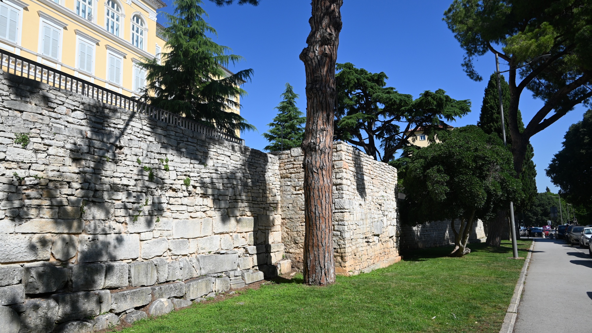 Rimski gradski bedemi u Puli. Sačuvani dijelovi obrambenog sustava svjedoče o načinu na koji su rimska urbana središta bila opasana zidanim bedemima i kulama. FOTO: Krešimir Regan