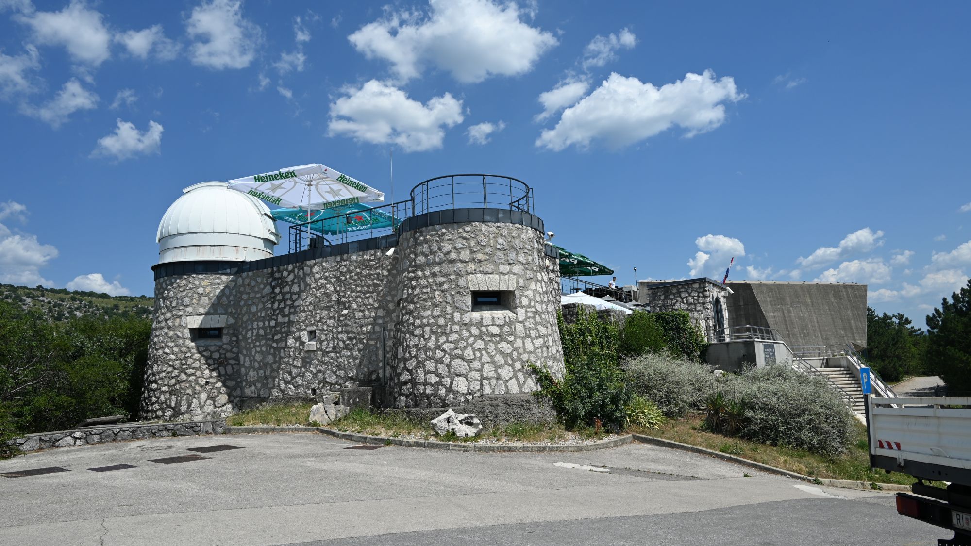 Današnji Astronomski centar Rijeka smješten je u kompleksu nekadašnje utvrđene talijanske vojarne. Građevina pokazuje nastavak razvoja fortifikacijske arhitekture u 20. stoljeću, kada obrambeni objekti postaju niži, masivniji i prilagođeni suvremenom vatrenom oružju. FOTO: Krešimir Regan