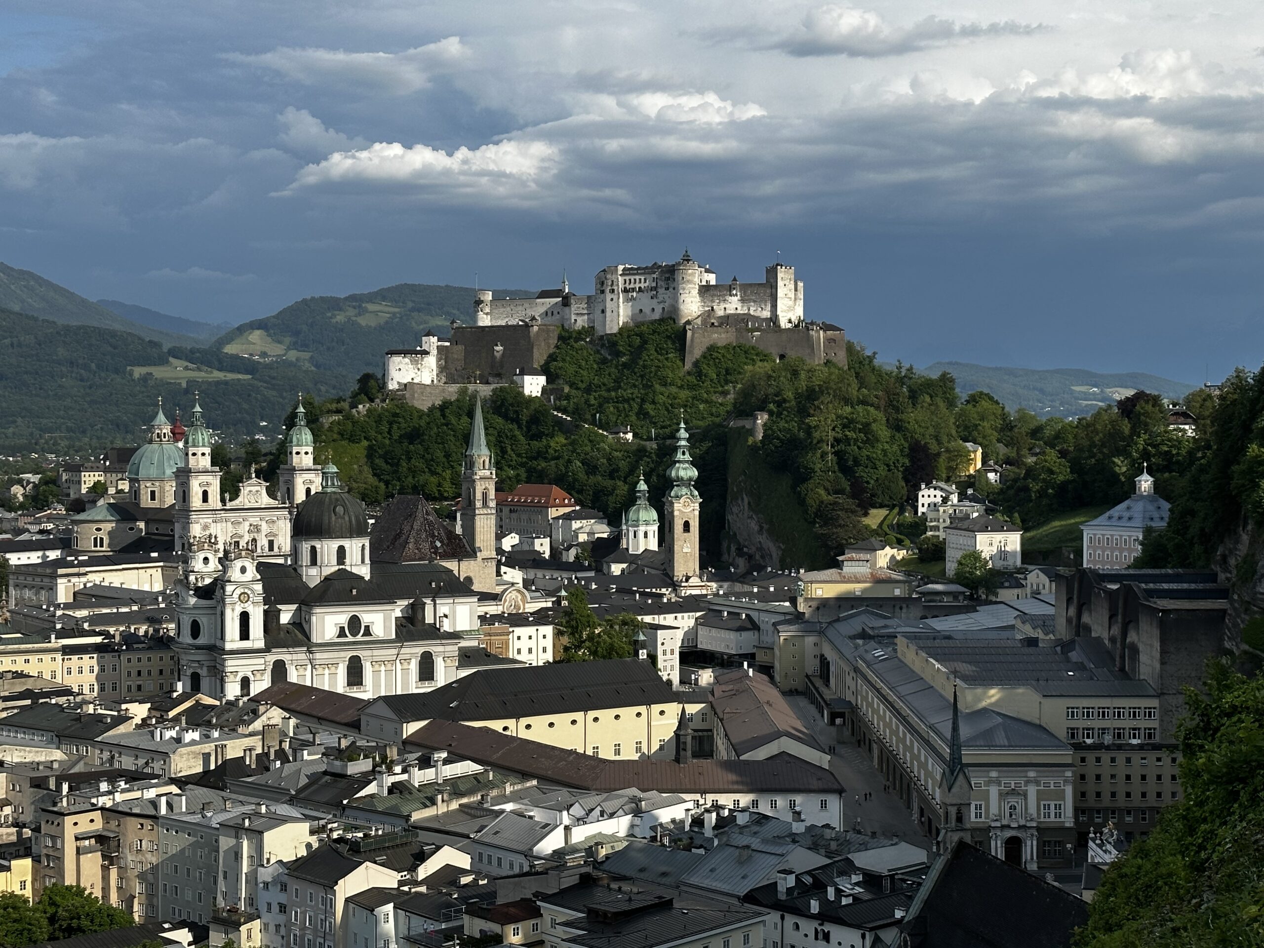 Tvrđava Hohensalzburg iznad Salzburga. Smještena na dominantnom položaju iznad grada, jedna je od najvećih sačuvanih srednjovjekovnih utvrda srednje Europe i dobar primjer povezivanja obrambene, rezidencijalne i upravne funkcije. FOTO: Ozana Martinčić
