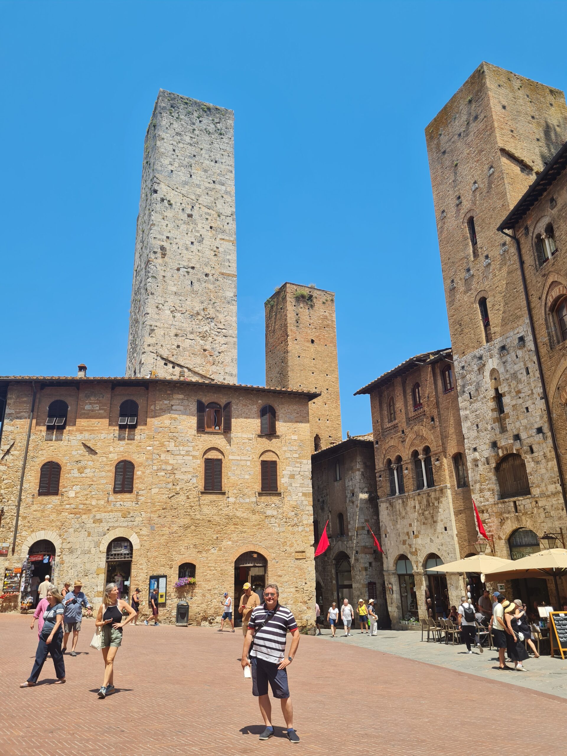 Srednjovjekovne kule San Gimignana u Toskani. Visoke samostojeće kule unutar utvrđenih gradskih naselja bile su simbol moći i statusa bogatih obitelji, a San Gimignano jedan je od najbolje očuvanih primjera takve urbane arhitekture. FOTO: Anton Krnić