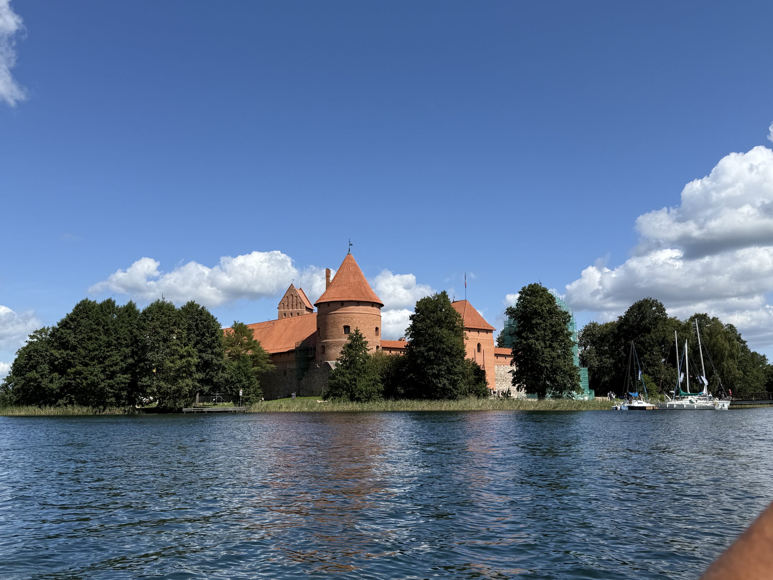 Dvorac Trakai u Litvi, podignut na otoku u jezeru Galvė. Vodeni položaj bio je važan dio obrambenog sustava, a kompleks pokazuje kako su se srednjovjekovne utvrđene rezidencije prilagođavale prirodnim značajkama prostora. FOTO: Ozana Martinčić