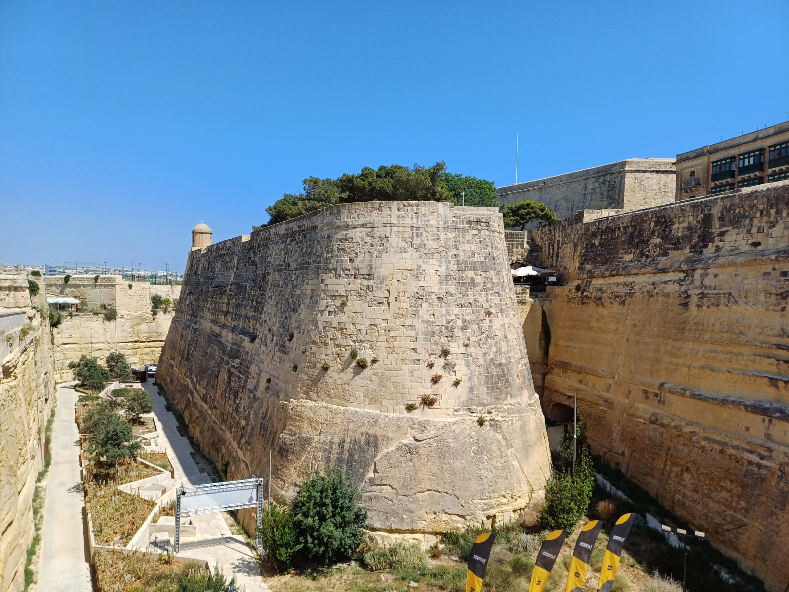 Bastioni Vallette na Malti, uz prostor gradskih vrata. Masivni, niski i široki obrambeni sklopovi prilagođeni topničkom ratovanju karakteristični su za ranonovovjekovno bastionsko fortifikacijsko graditeljstvo. FOTO: Tomislav Matić